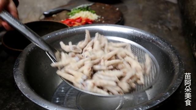 苗大姐二斤鸡爪泡来吃，再来个蔬菜，鸡爪小骨直吃不吐 смотреть онлайн
