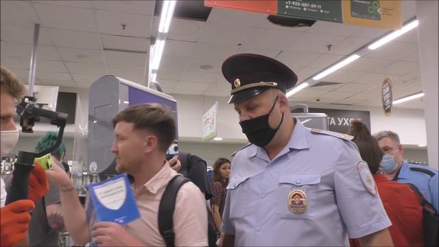 Борзый мент-полковник защищает просрочку. Угрожает уголовкой за съёмку. Не показывает документы. смотреть онлайн