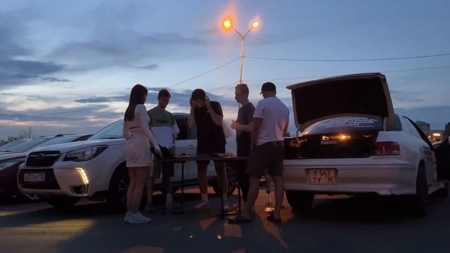 РЕАЛЬНЫЕ ДИДЖЕИ ИГРАЮТ СЕТ ОТ АВТОМОБИЛЬНОЙ АКУСТИКИ / Автозвук по городу смотреть онлайн