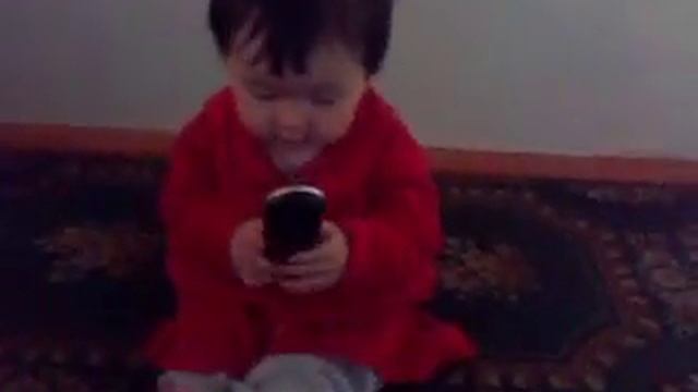 маленькая принцесса разговаривает с мамой по телефону смотреть онлайн