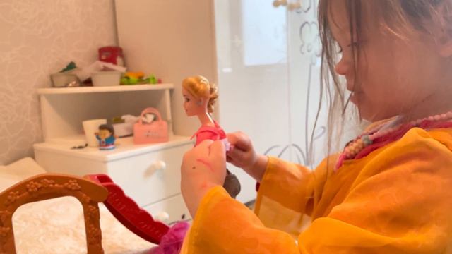 Игра в подружки, которые любят плавать