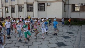 Зарядка в школьном лагере (июнь 2015 г.)