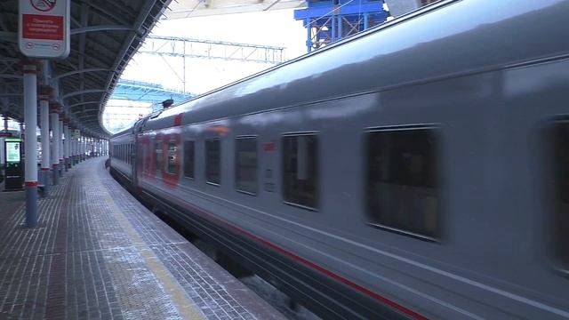 Электровоз ЭП2К-233 (ТЧЭ-8) со скорым поездом №119А Санкт-Петербург - Белгород. смотреть онлайн