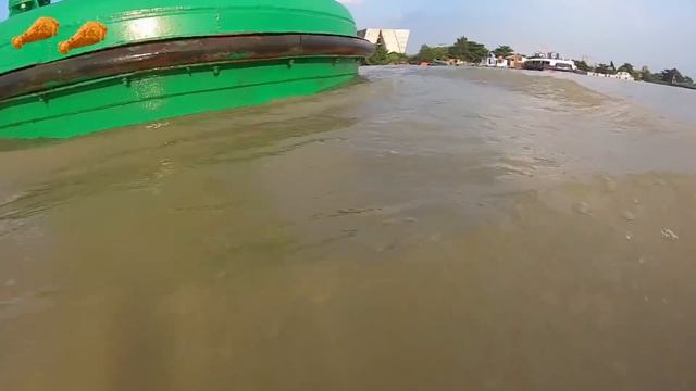 Vừa bơi qua sông Sài Gòn vừa ăn hết 5 cái gà rán KFC siêu cay смотреть онлайн