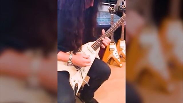 Yngwie Malmsteen Play On Gibson Flying V with Single Pickups смотреть онлайн
