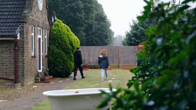 Lee Mack Nails This Task By Total Fluke | Taskmaster смотреть онлайн