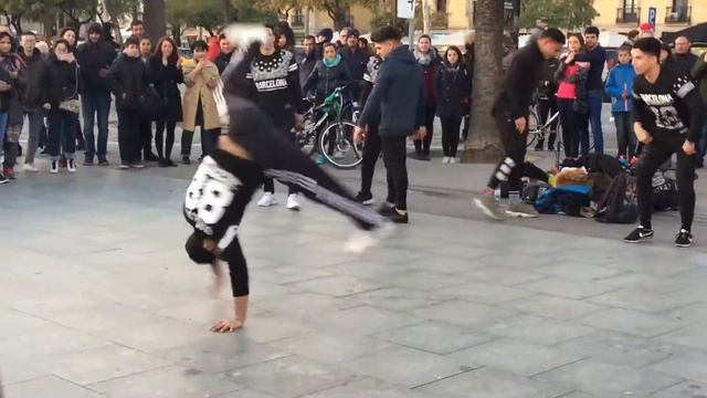 breakdance whit funny acts in barcelona 2018 смотреть онлайн