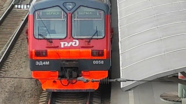 Электропоезд ЭД4М-0058 отправляется со станции Новосибирск-Главный смотреть онлайн