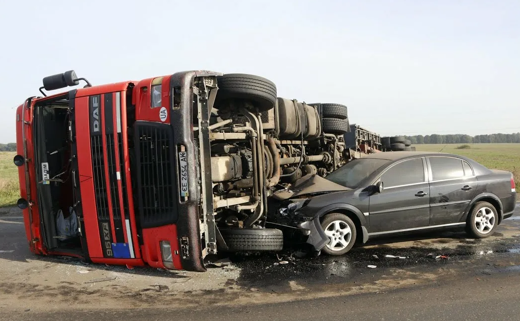 Жесть! Слабонервным не смотреть! Страшные аварии с участием грузовиков и легковых автомобилей. смотреть онлайн