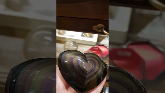 Меня нашёл уникальный радужный обсидиан. Делюсь с вами его красотой. смотреть онлайн