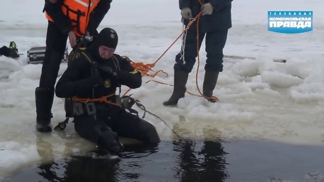 На Волге автомобиль с рыбаками провалился под лед смотреть онлайн