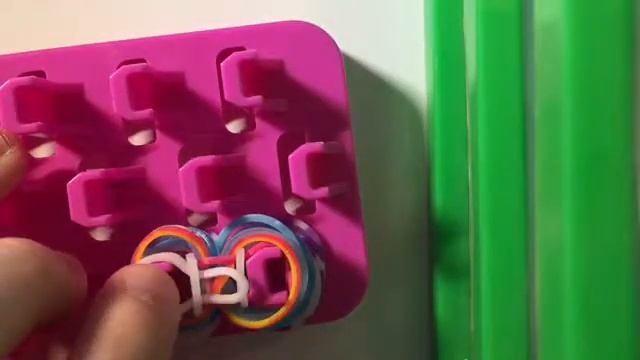 Как сделать перышко из резиночек Rainbow loom смотреть онлайн