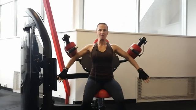 Отведение рук в стороны в стиле ручки кувшина, в станке на дельты. смотреть онлайн
