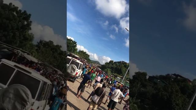 A FIGHT BETWEEN PORT MORESBY TECHNICAL COLLEGE STUDENTS AND GABI RESIDENTS IN HANUABADA смотреть онлайн