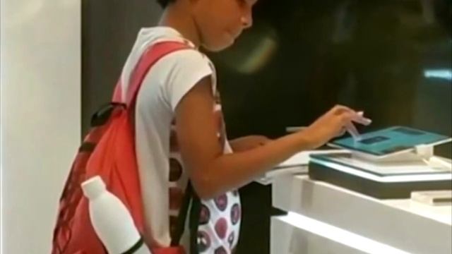 Мальчик играл на планшете в магазине техники, когда продавец понял, что он делает, снял его на виде смотреть онлайн
