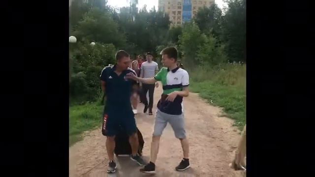 Пляжный футбол. Евролига-2018. Этап в Москве. Илья Леонов фотографируется с болельщиками смотреть онлайн