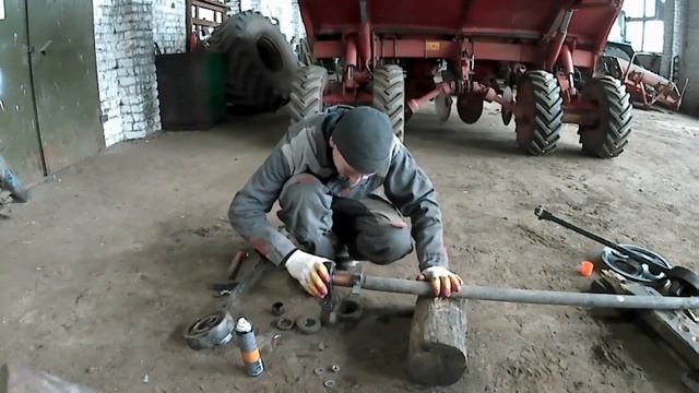 Продолжаем ремонт зернового комбайна Акрос 550. смотреть онлайн