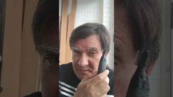 Стрижка бровей триммером Philips NT 3170.