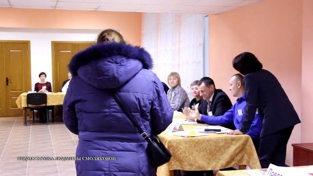 Первые избиратели пришли на участок для голосования №6 сразу после открытия смотреть онлайн