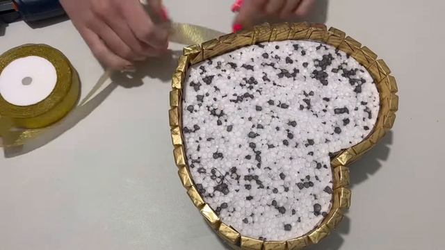 DIY.Как сделать сердце из конфет? Подарок из сладостей своими руками. смотреть онлайн
