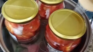 Помидорки дольками с черным молотым перцем и лучком.Вкусно!