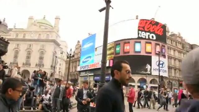 Шотландец играет на волынке на лондонской площади смотреть онлайн