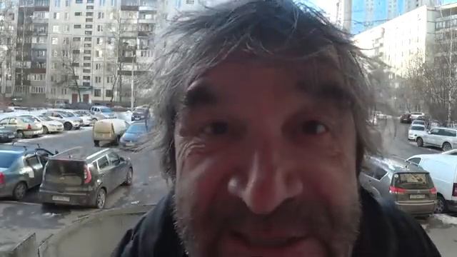 Алиса не впускает людей в подъезд