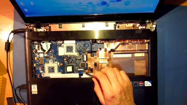 Ремонт ноутбука Samsung NP350-E7C. Датчик Холла. Интересная неисправность и быстрый ремонт. смотреть онлайн