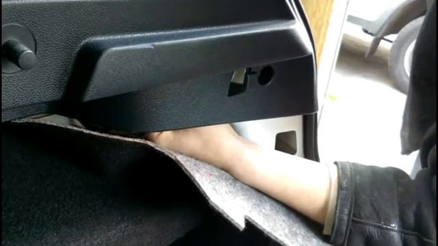 Ford Fiesta 2011 год :Замена лампы  на задней фаре