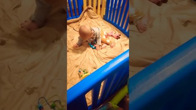 Грудничок сел впервые сам в 7,5 месяцев с четверенек. Как садится ребёнок? смотреть онлайн