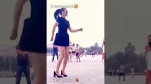 Красиво танцует