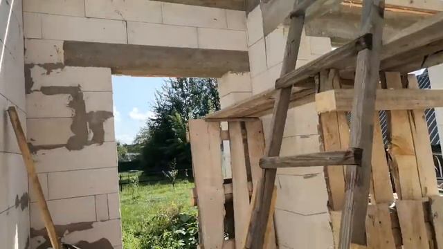 Балки холодного чердачного перекрытия на своём месте. смотреть онлайн