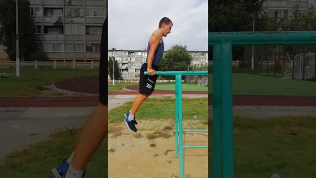 Отжимания от брусьев на онлайн-соревновании ко дню спорта АО КМ смотреть онлайн