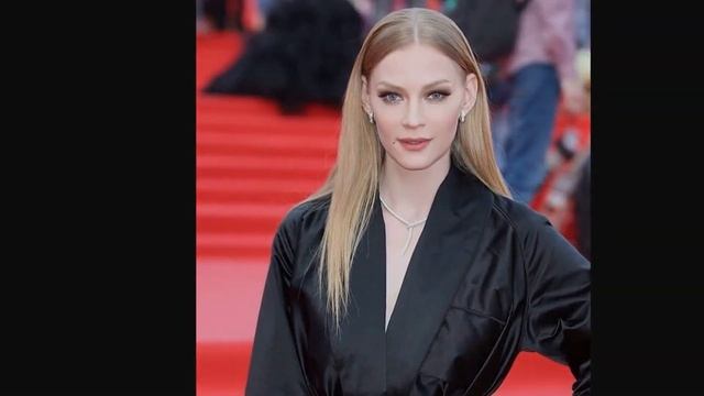 Светлана Ходченкова показала точеную фигуру на фото у пилона смотреть онлайн