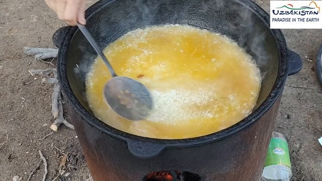 Национальная блюда Узбекистана плов. O'zbekiston milliy taomi o'choqda Osh. смотреть онлайн