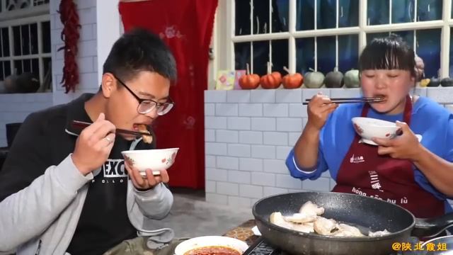 【陕北霞姐】280元买8斤牛尾巴，霞姐做红烧牛尾招待朋友，嚼劲十足大家都啃过瘾了！