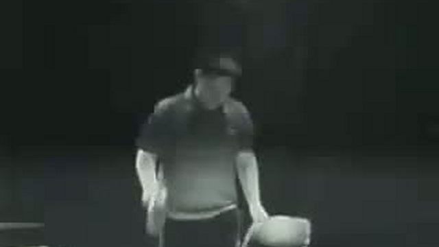 Брюс Ли играет в настольный теннис