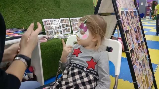 Еве рисуют первый аквагрим Hello KITTY face painting HELLO KITTY смотреть онлайн