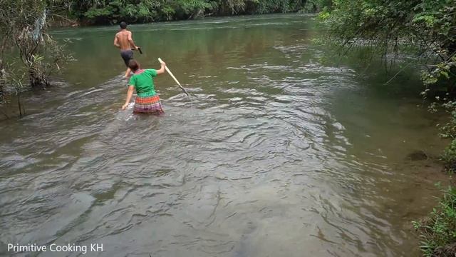 Survival Skills - How To Solo Bushcraft Catch Big Fish - Smart Finding Fish In Mud Crack Secret Hol смотреть онлайн
