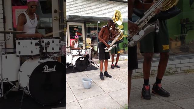 Saxophone, Tuba, Trumpet and drums on streets of Norfolk, Virginia смотреть онлайн