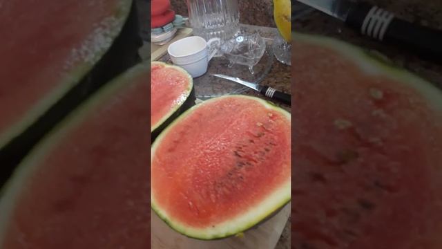 Дегустация арбуза Черный принц и арбуза с желтой мякотью смотреть онлайн