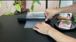 Как вакуумировать продукты в рифленых пакетах дома / домашний вакууматор рулоны / запайщик продукто