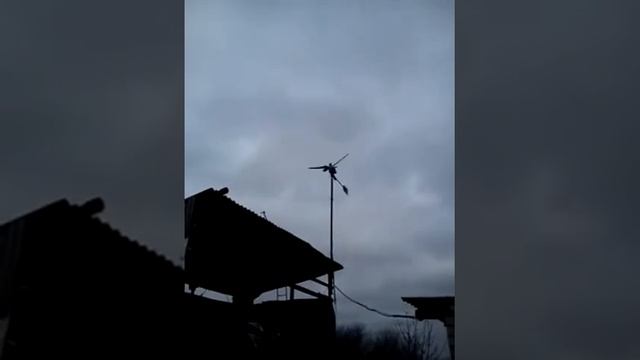 Работа ветряка, скорость ветра 8-9 м/с, порывы до12. смотреть онлайн