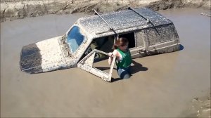 Девушка застряла в грязи