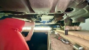 Замена задней подушки двигателя женскими ручками #mazda #девушказарулем #гараж #девушка