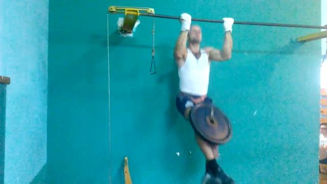 Подтягивания внутренний хватом с грузом 20 кг / бицепс смотреть онлайн