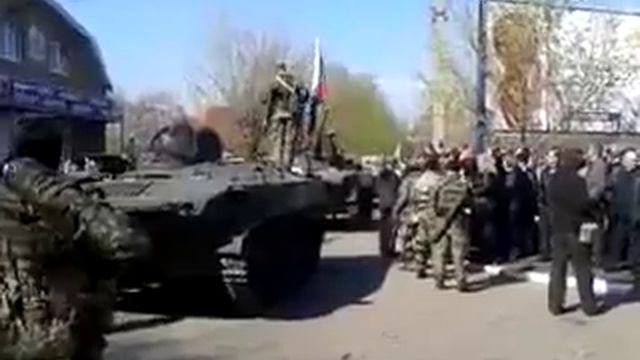Славянск Самооборона ДОНБАССА захватила ТАНКИ Self defense DONBAS captured TANK смотреть онлайн