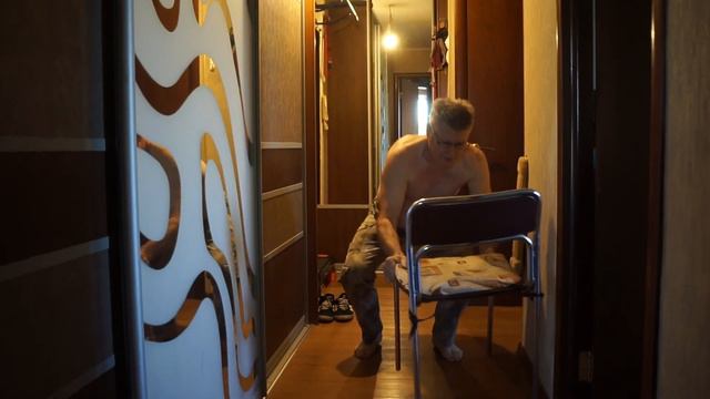 Поднимаю стул за ножку и приседаю на одной ноге одновременно смотреть онлайн