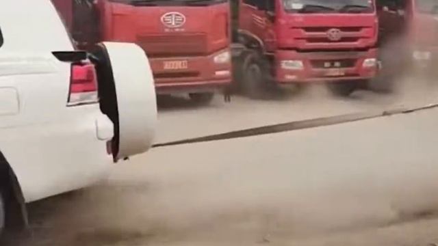 Land Cruiser Vs Truck war of Tug | смотреть онлайн