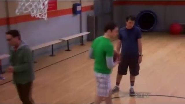 тбв - шелдон и крипке в спортзале смотреть онлайн